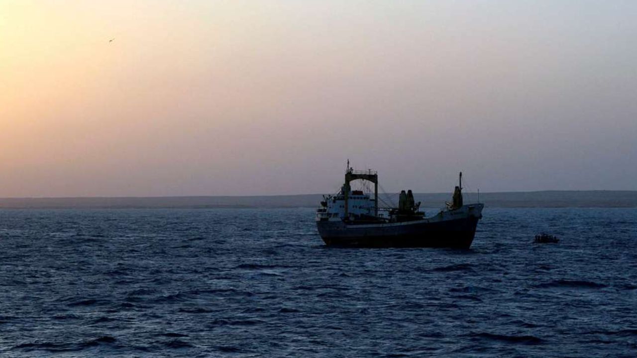 Somalili korsanlar Yemen açıklarında bir petrol tankerini alıkoydu