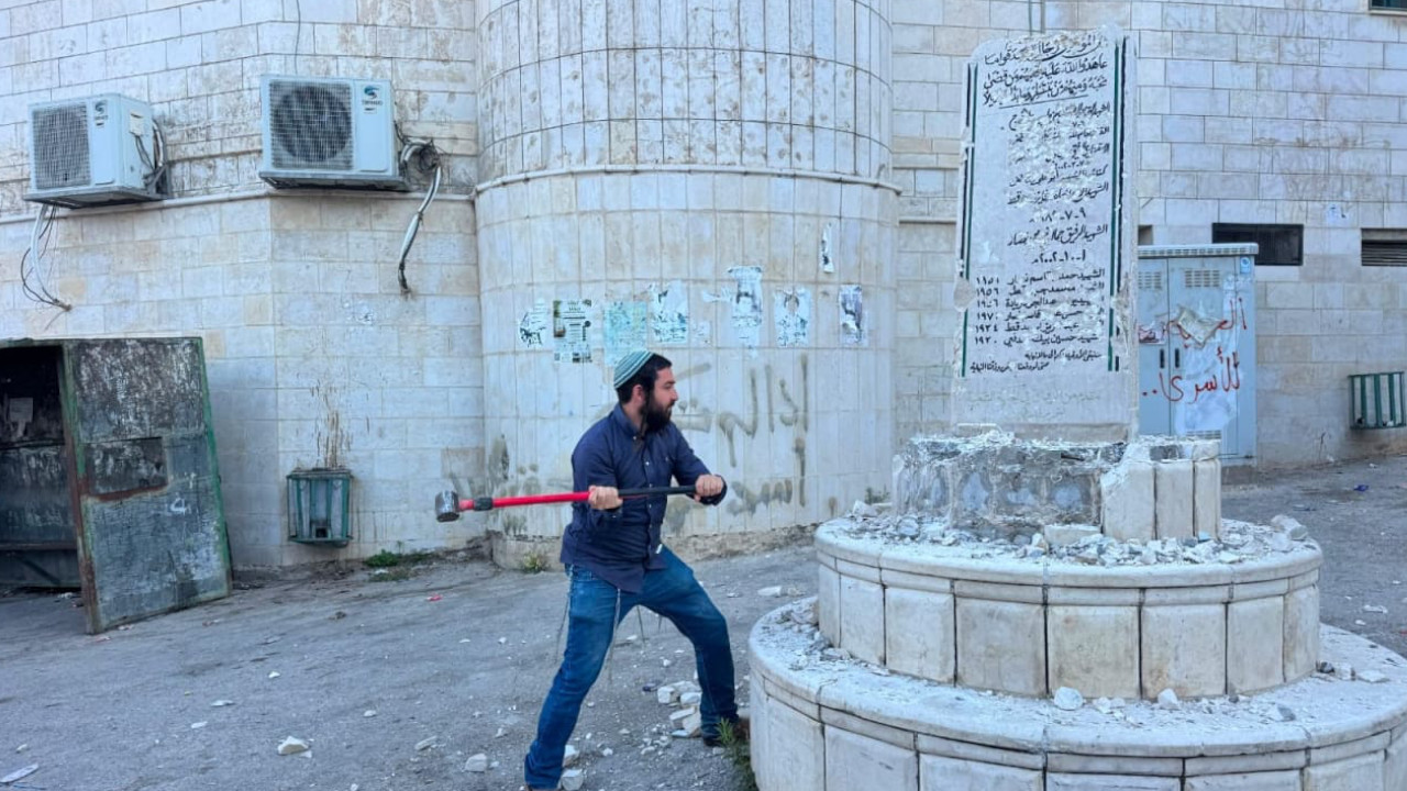 Yahudi milletvekili Batı Şeria'daki şehitler anıtını yıktı