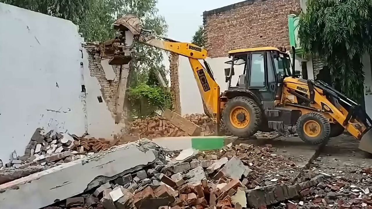 Hindistan'da Hinduların baskıları sonucu bir medrese yıkıldı
