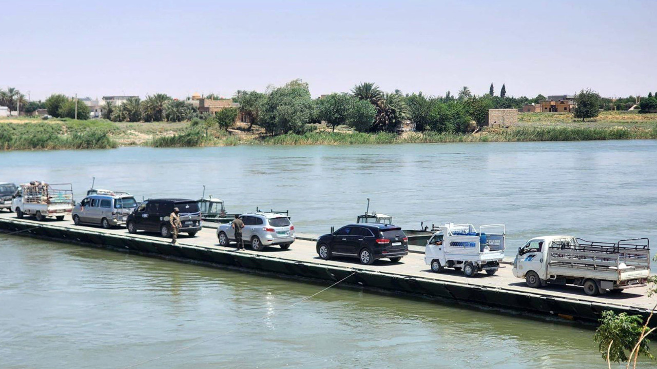 Suriye ve Türkiye orduları Fırat Nehri üzerine ikinci yüzer köprüyü inşa ediyor