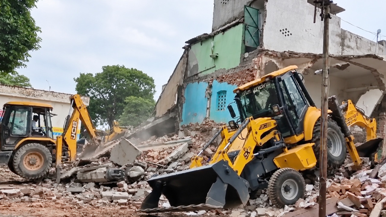 Hindistan'da bir tarihi cami daha yıkıldı