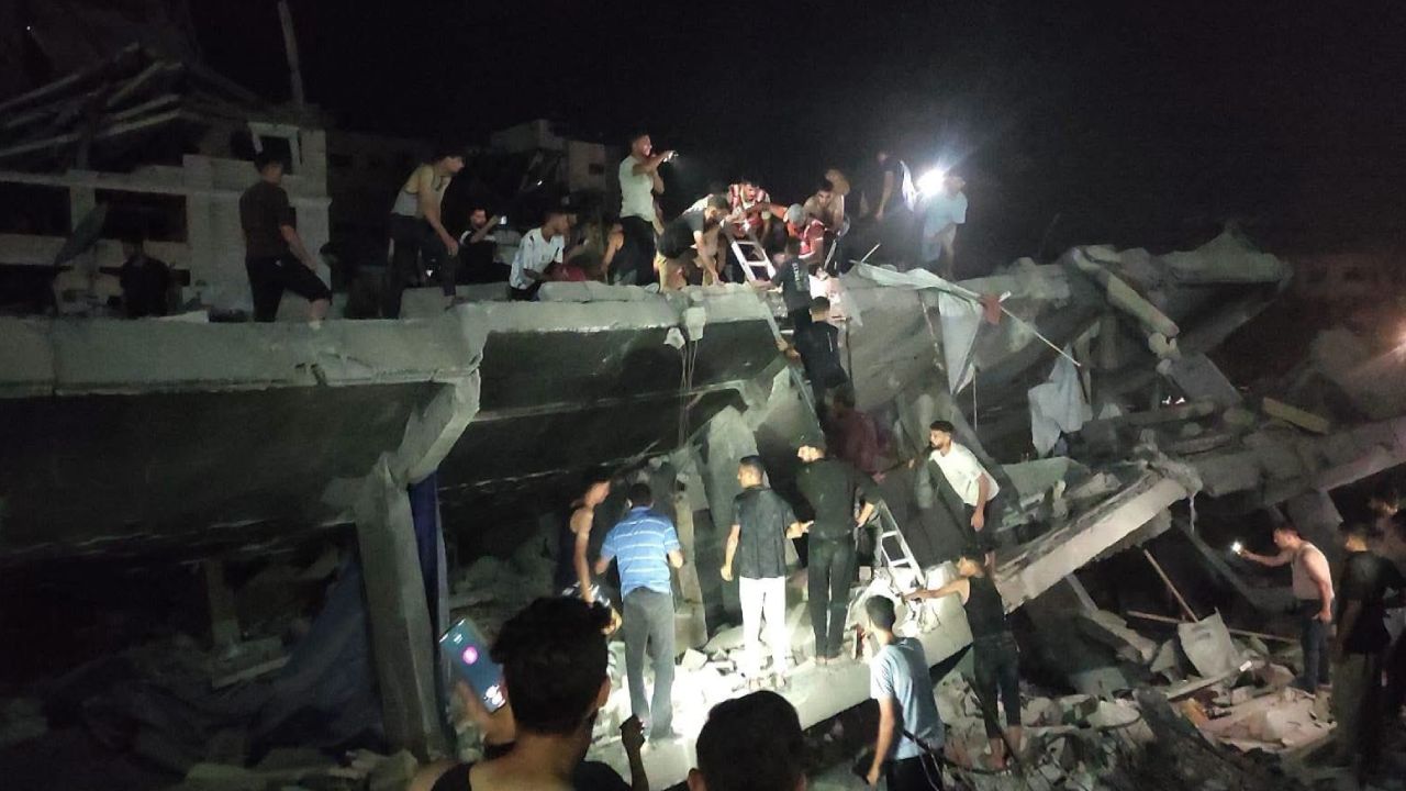 Gazze'de İsrail saldırısında hasar gören bina çöktü: 100 kişi enkaz altında