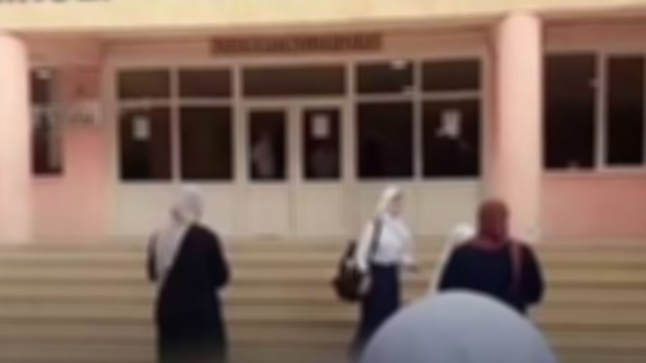 Azerbaycan'ın 28 Şubat'ı: Başörtülü öğrenciler okula alınmıyor