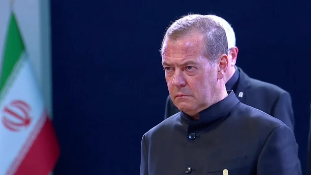Medvedev: İran'ın zayıflatılması daha fazla ülkeyi nükleer silaha yöneltiyor