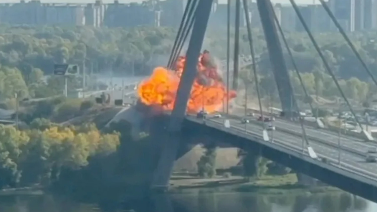 Rusya Kiev'deki köprüleri vuruyor
