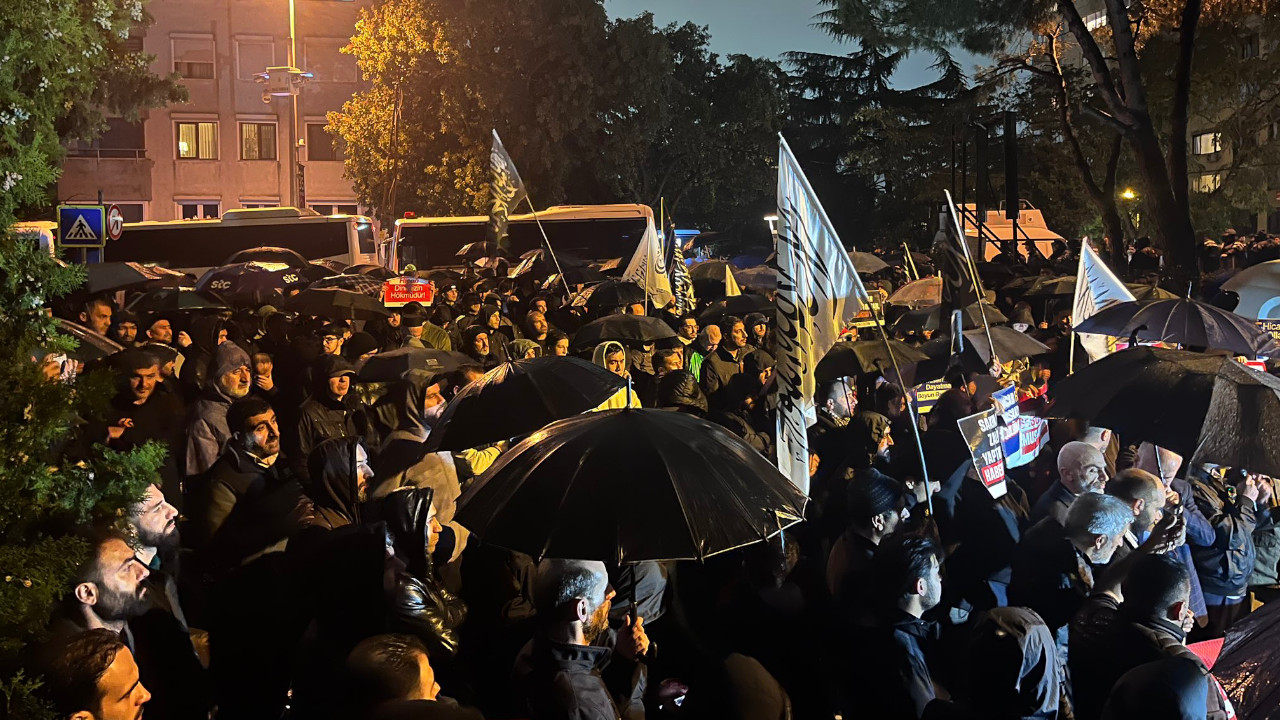 Azerbaycan'ın Ankara Büyükelçiliği önünde başörtüsü protestosu
