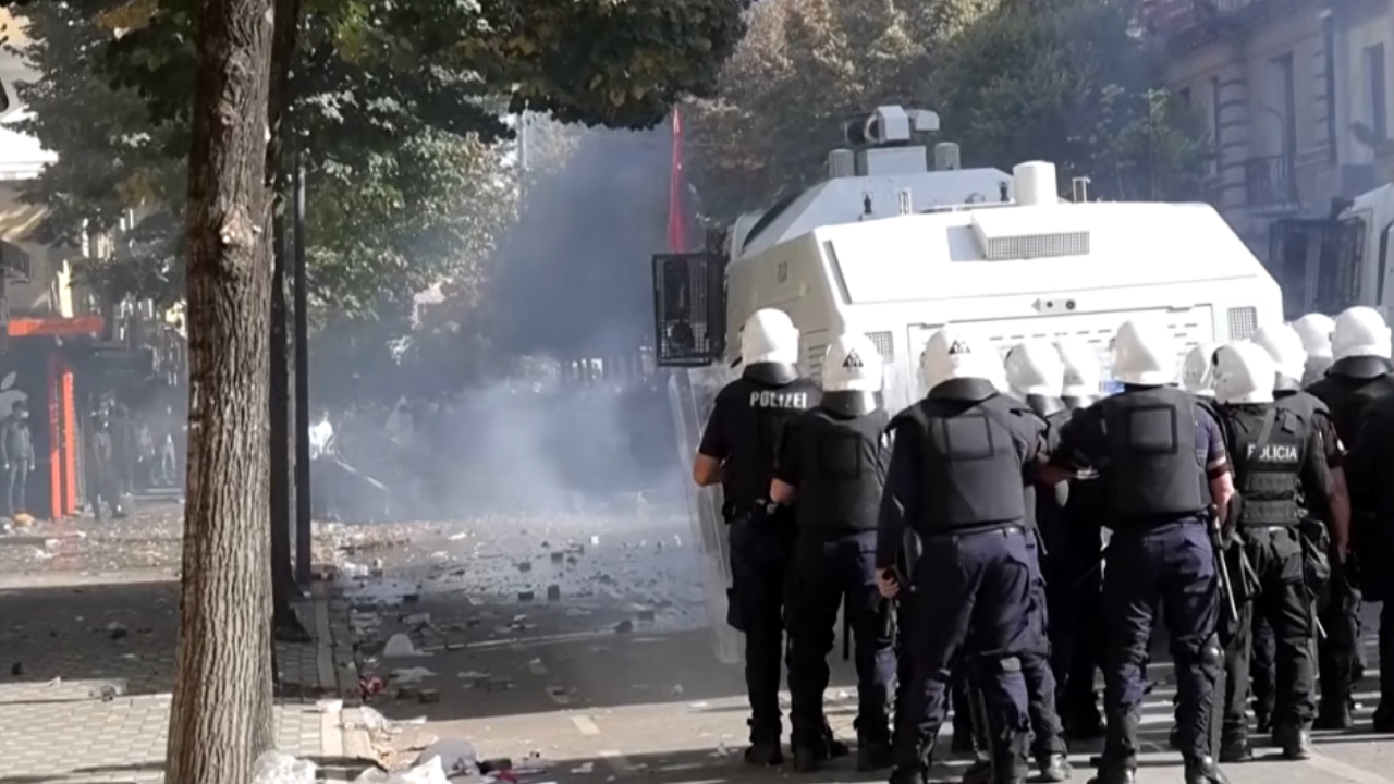 Arnavutluk'taki protestoların nedeni ne?