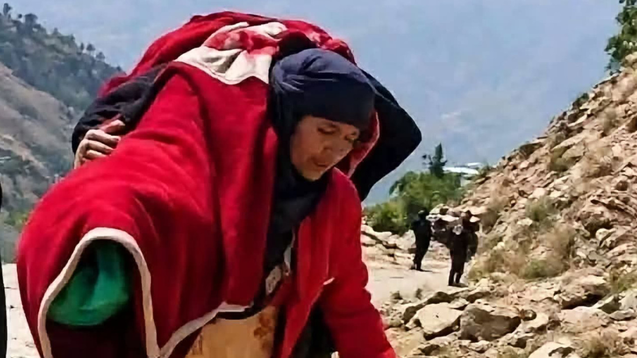 Yemen'de savaşın acı yüzü: Kızının cenazesini sırtında taşıyan anne