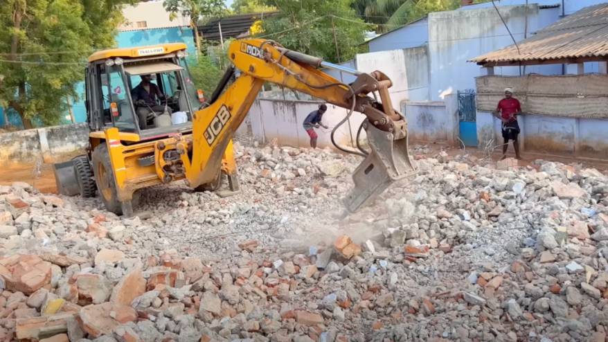 İngiliz şirketinin buldozerleri Filistinli, Keşmirli ve Hintli Müslümanların evlerini yıkıyor