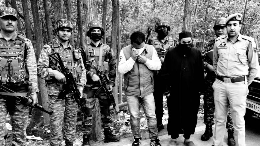 Hindistan işgal güçleri Keşmir'de yüzlerce Müslümanı tutukladı