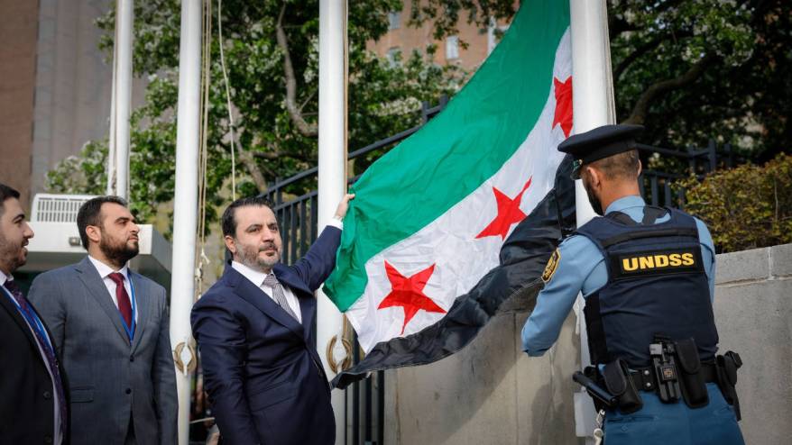 Suriye'nin yeni bayrağı New York'taki BM Genel Merkezi'nde göndere çekildi