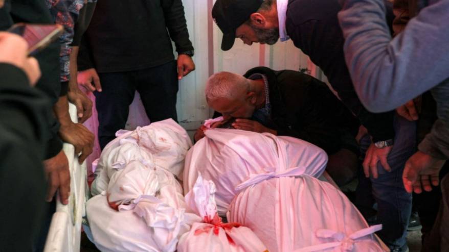 Gazze'deki İsrail saldırısında onlarca kişi enkaz altında kaldı