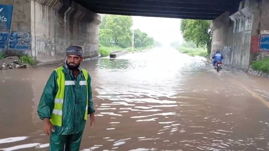 Pakistan'da seller 54 can aldı, hükümet eleştirilerin hedefinde