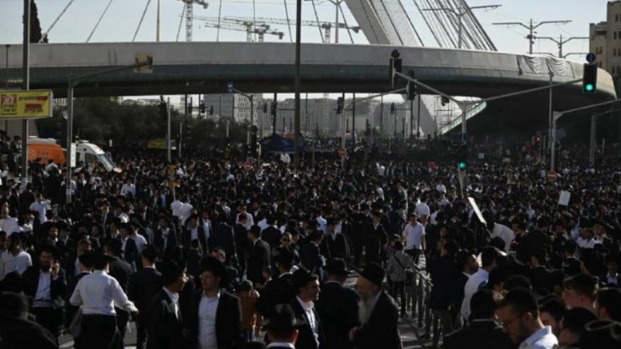İsrail'de zorunlu askerliğe karşı çıkan Ultra Ortodoks Yahudiler sokaklara döküldü