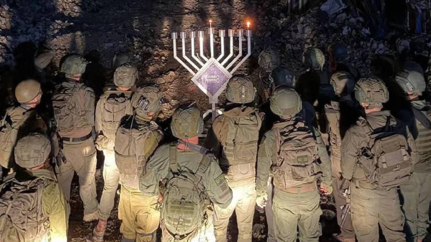 İsrail askerleri işgal altındaki Suriye, Batı Şeria ve Gazze'de Hanuka mumlarını yaktı