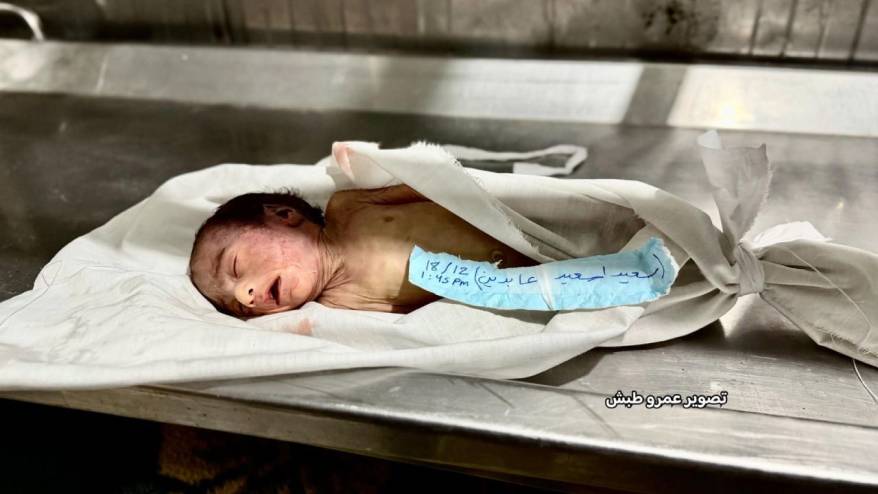 Gazze'de 29 günlük bir bebek soğuktan can verdi