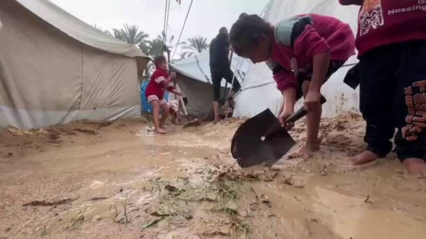 Gazze halkı soğuk kış mevsimine karşı çadırlarda yaşam mücadelesi veriyor