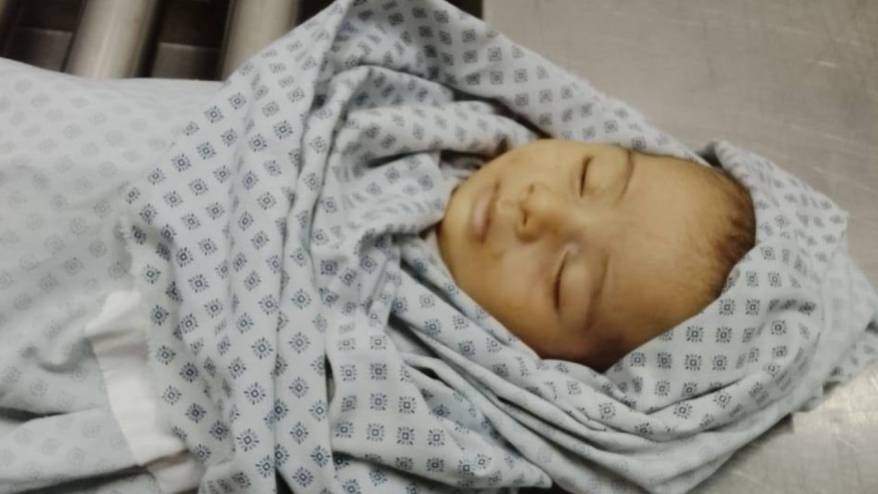Gazze'de bir bebek soğuktan donarak can verdi