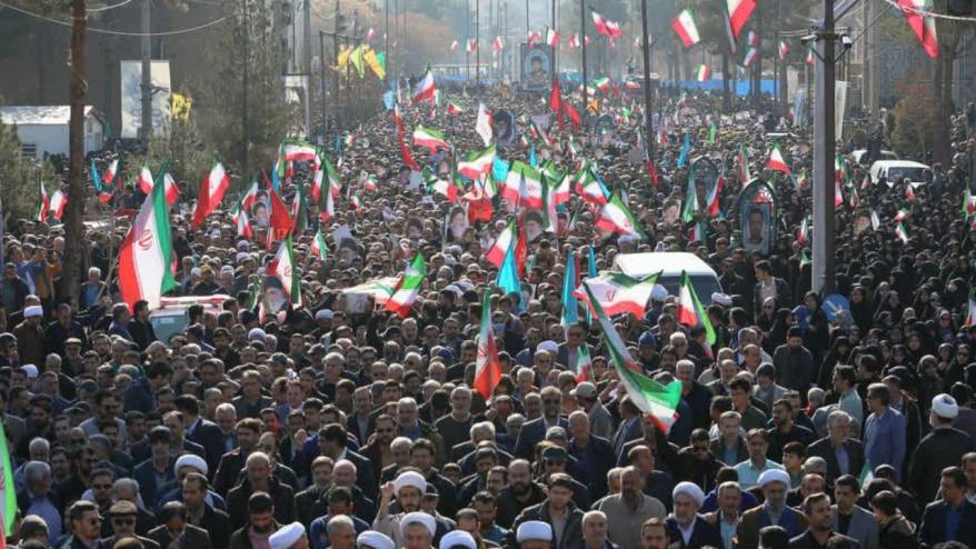 İran'da on binlerce kişi yönetime destek için sokaklara döküldü