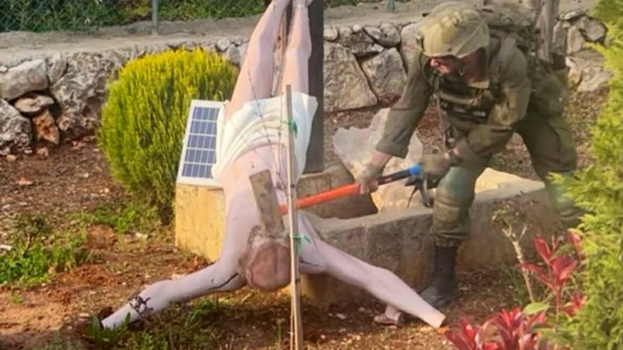 Lübnan’da bir İsrail askeri Hristiyanlara ait dini sembolü parçaladı