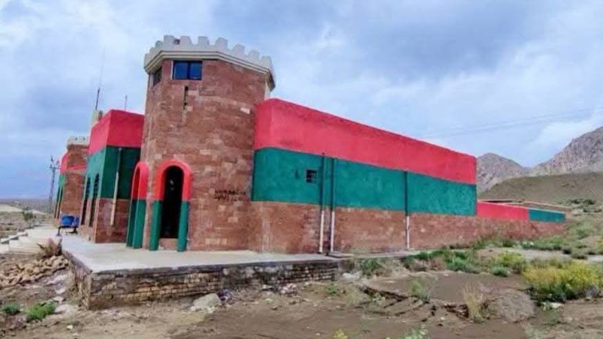 Pakistan'da polis karakoluna saldırı: 15 ölü