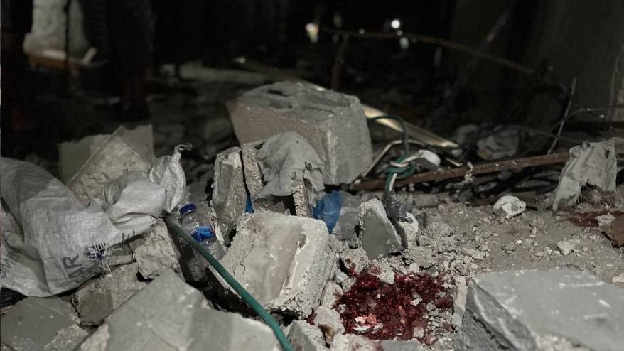 Gazze'de aileler yakınlarının cenazelerini enkazdan çıkarmaya çalışıyor