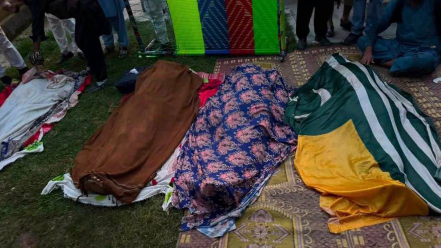 Pakistan güçleri Keşmir'de en az 30 protestocuyu katletti