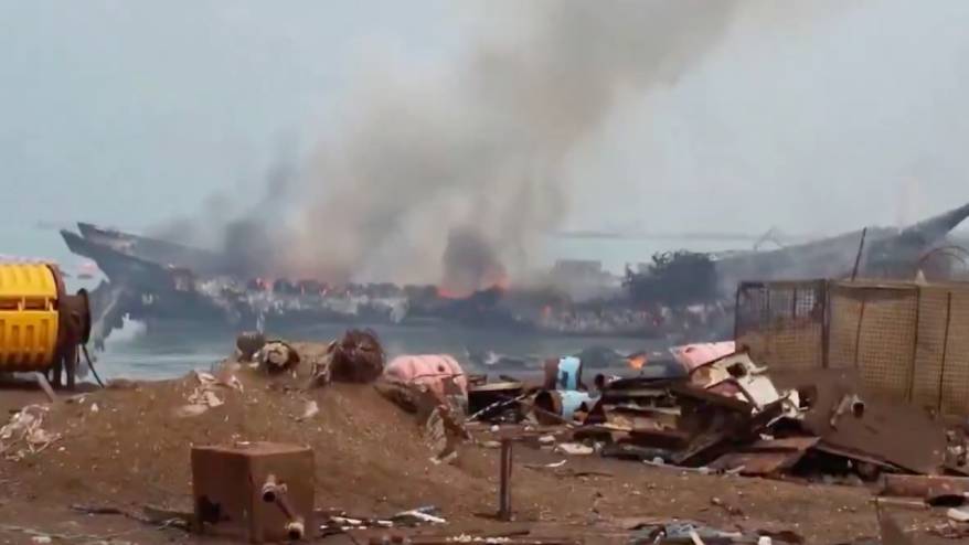 Yemen'de Husilerin vurduğu stratejik liman devre dışı kaldı