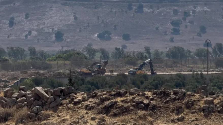 İsrail işgal güçleri Suriye'nin güneyindeki kazı ve tahkimat çalışmalarına devam ediyor
