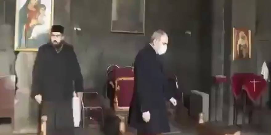 Ermeni papaz, Paşinyan'ı kiliseden kovdu