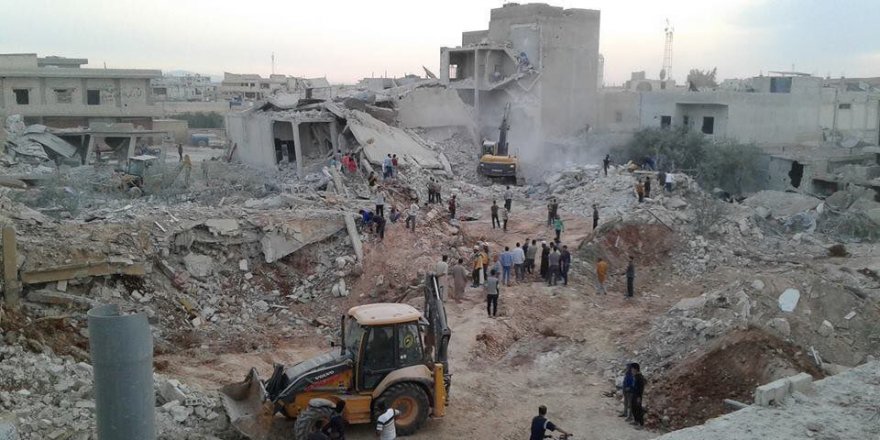 Rusya'ya ait savaş uçakları İdlib'de pazar yerini vurdu