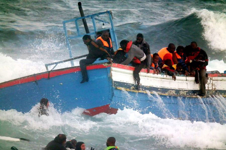 400 Göçmeni Taşıyan Tekne Akdeniz'de Alabora Oldu