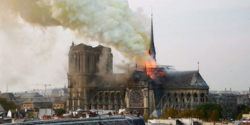 Fransa'daki 850 yıllık Notre Dame Katedrali yanıyor